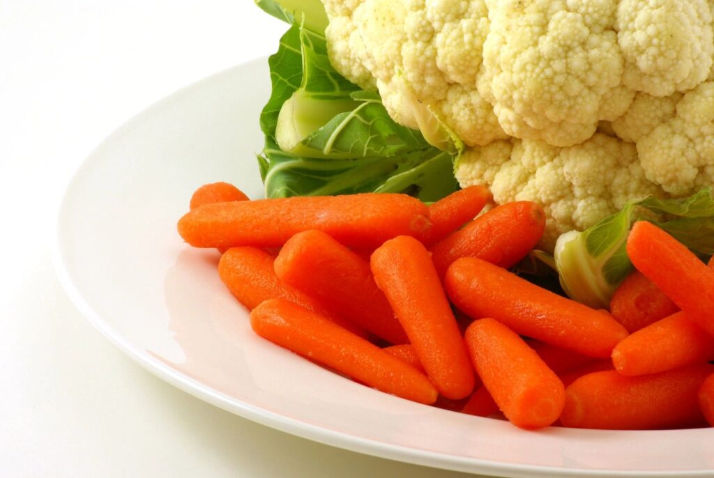 Plato de vegetales como zanahorias y coliflor