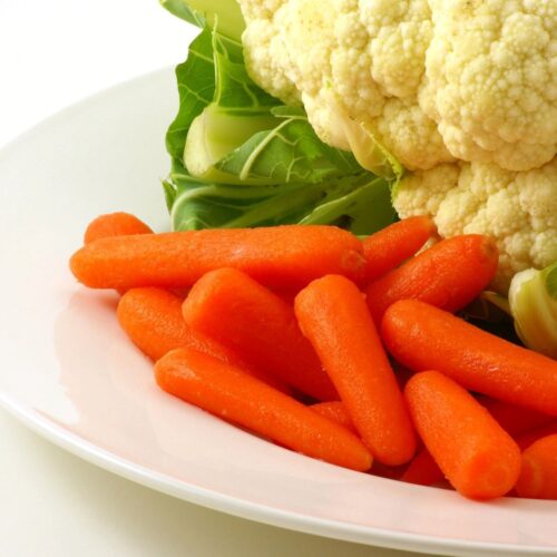 Plato de vegetales como zanahorias y coliflor
